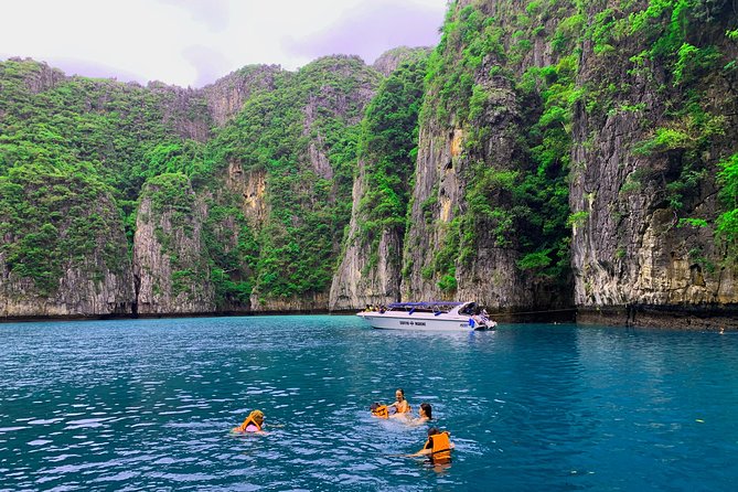 12 Islands Overnight Tour - Fire, music, and Thai boxing at Slinky Beach Bar