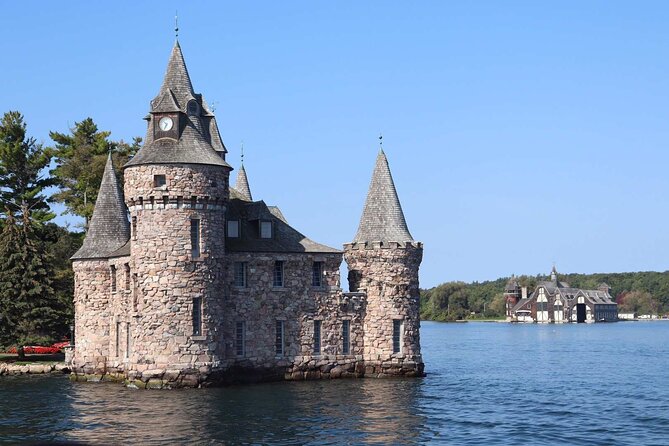 3 Day and 2 Night Tour: Toronto, 1000 Islands, and Niagara Falls - The coach, guide, and group size