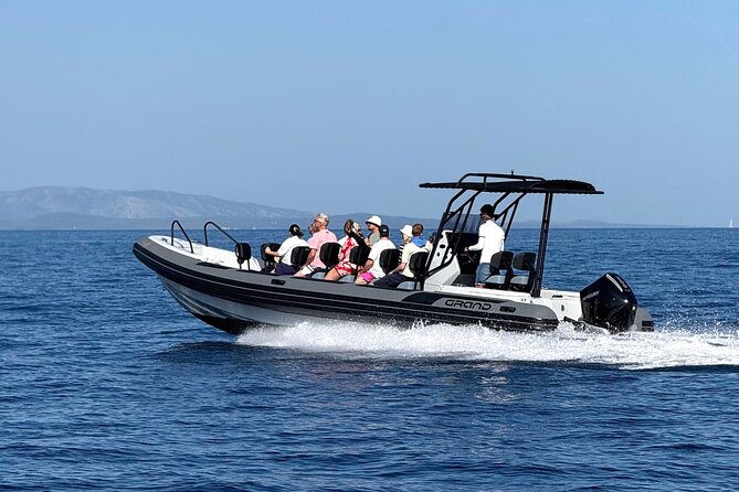3 Islands Speedboat Tour: Golden Horn, Blue Lagoon & Jelsa Town - Group size, comfort, and practical limits