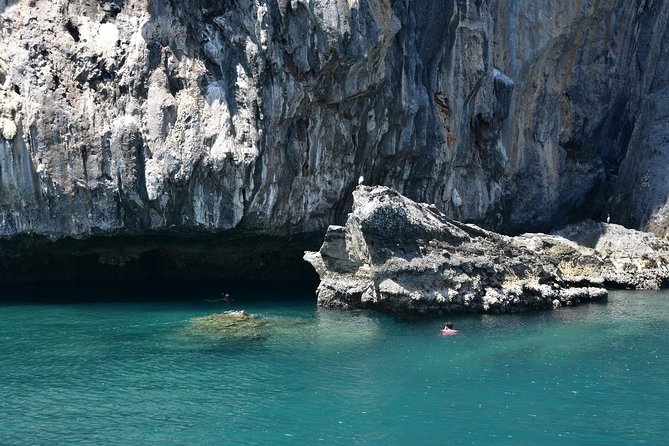 4 Island Tour to Emerald Cave by Longtail Boat from Koh Lanta - Koh Ngai: lunch beside a beautiful beach