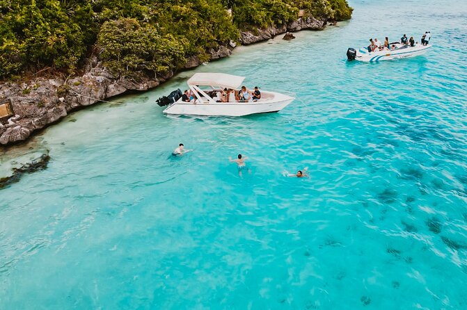 5 Islands Speedboat Cruise incl. Snorkeling in Blue Bay + Lunch at Ile aux Cerfs - Lunch, music, and the social side of the boat