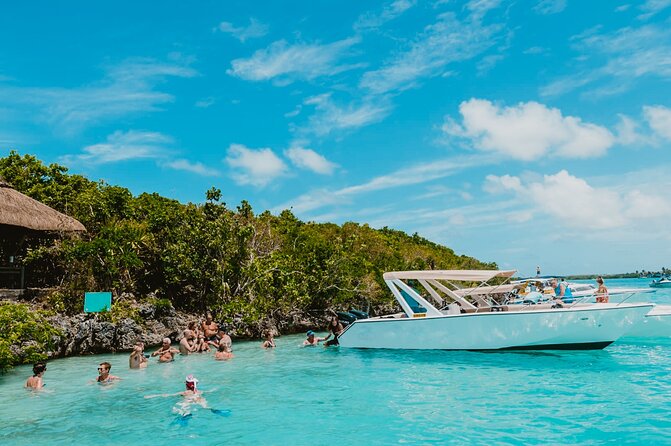 5 Islands Speedboat Cruise incl. Snorkeling in Blue Bay + Lunch at Ile aux Cerfs - Ile aux Fouquets and the lighthouse story