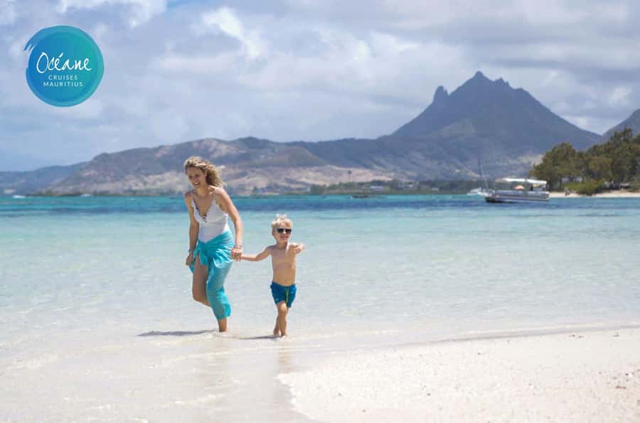 5 Islands Tour: New OCÉANE Private Pontoon Boat cruise - A captain who lets the day breathe