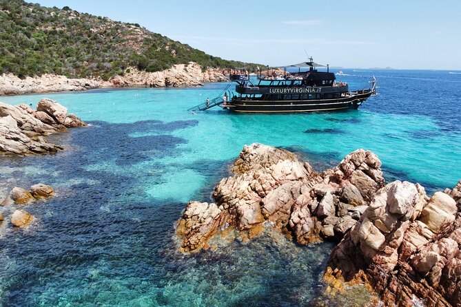 8-hour tour of the La Maddalena Archipelago Ponte VIP - Ninety minutes at Porto della Madonna