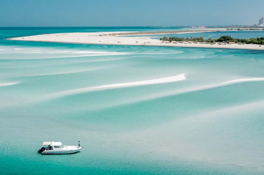 Abu Dhabi: 4-Hour Guided Cruise & Island Hopping - Meeting at Al Quffal Street