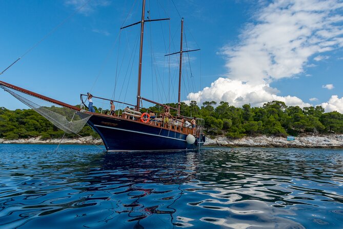 Athens Day Cruise: 3 Islands Tour in the Saronic Gulf with Lunch - The boat is comfortable, but shade is the key issue