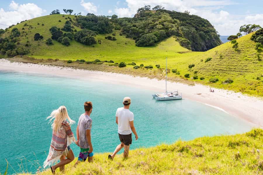 Bay of Islands: Catamaran Sail, Wildlife Island & Lunch - Leaving Paihia on a proper sailing boat