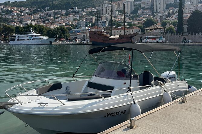 BLUE CAVE & ELAPHITI ISLANDS 4 HOURS ALL INCLUSIVE boat tour - The private format and skipper Ivan
