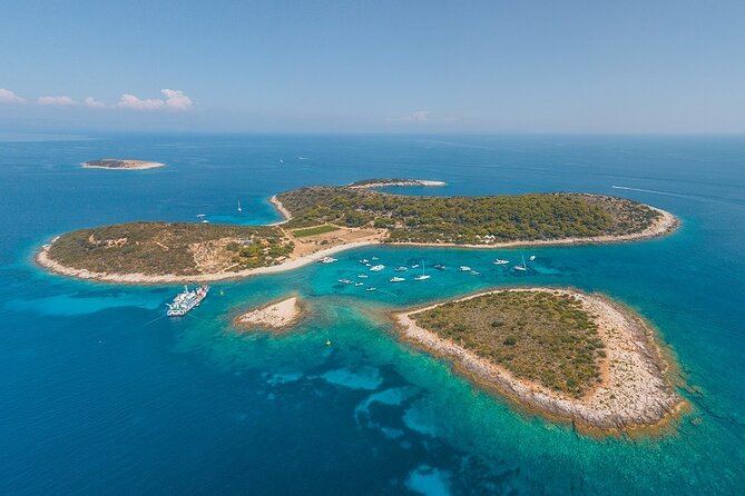 Blue cave & Hvar (5 Islands) private tour from Split or Trogir - Komiža on Vis: a useful morning pause