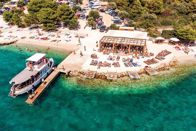 Blue Lagoon and 3 Island Boat Tour with Food and Drinks Included - Lunch with three burger choices