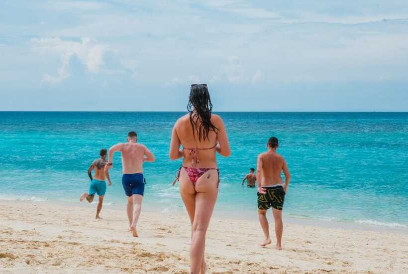 Boracay: Island Hopping & Cliff Jumping by Haqqy Life - How the hosts shape the experience