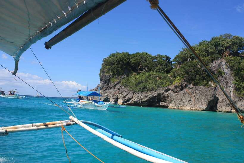 Boracay: Island Hopping Tour with Boodle Fight Lunch - Key Points Before You Book