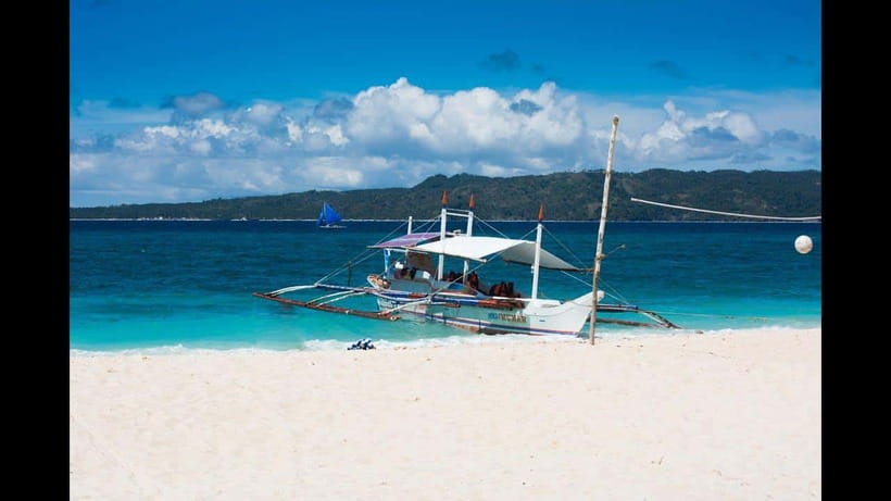Boracay: Island Hopping Tour with Boodle Fight Lunch - Ilig-iligan Beach or Coral Garden Island