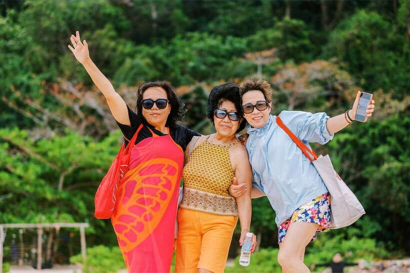 Boracay: Island Hopping with Crystal Kayak & Helmet Diving - The crystal kayak photo session