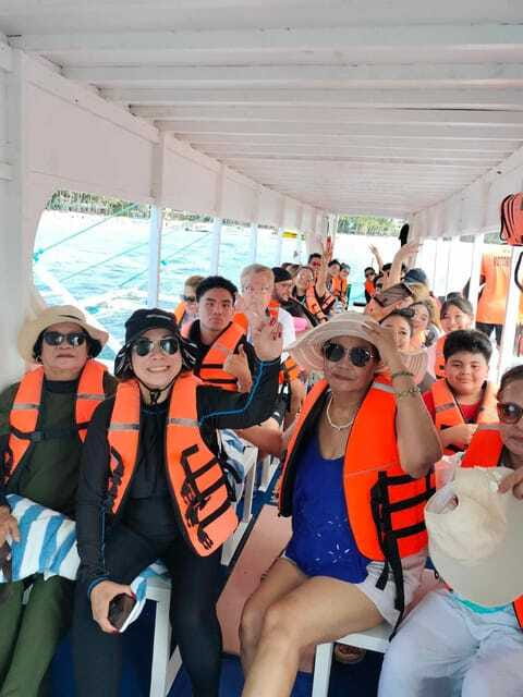 Boracay: Island Hopping with Snorkeling and Crystal Cove - A buffet lunch with a view