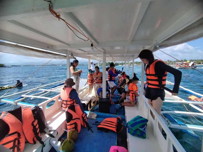 Boracay: Private Island Boat Tour and Lunch with Seaview - A private start at White Beach