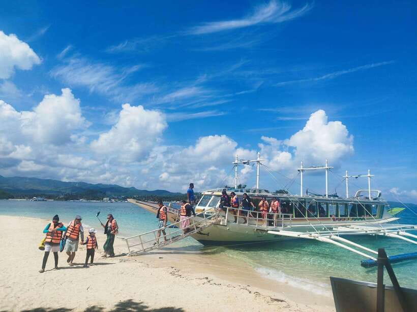 Boracay: Private Island Boat Tour and Lunch with Seaview - What the private boat changes