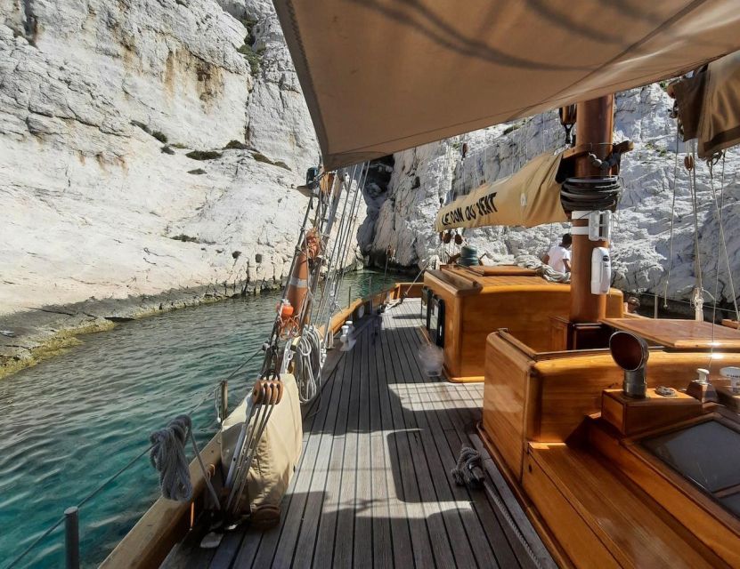 Brunch at sea in the Frioul Archipelago - Setting out from Marseille on a 1947 yacht