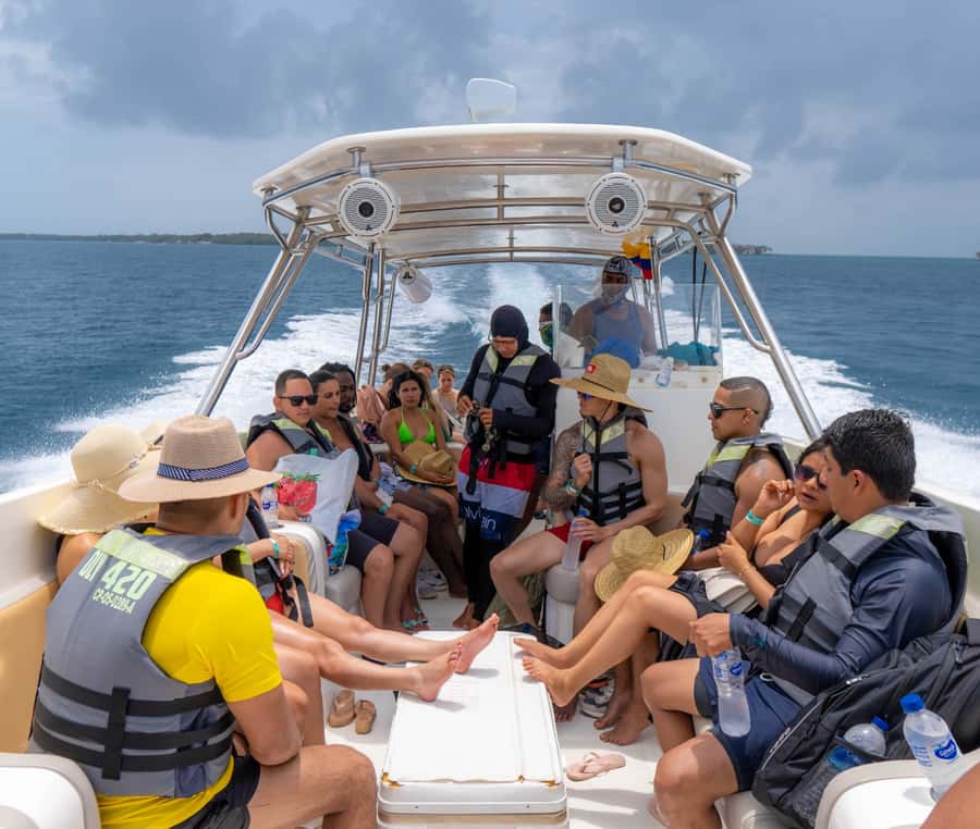 Cartagena: 5 Island Boat Tour with Night Bioluminescent Stop - Isla Grande and the coral water