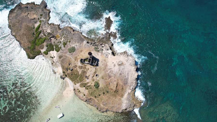 Catamaran Mauritius: South East 5 Islands Catamaran Cruises - Barbecue lunch and an open bar atmosphere