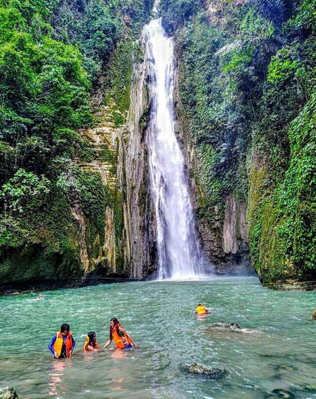 Cebu: Moalboal Island Hopping and Mantayupan Falls Day Trip - Pescador Island and the first water stop