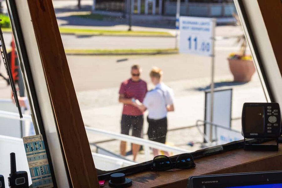 Cruise around Savonlinna archipelago - A café, WiFi, and a comfortable hour