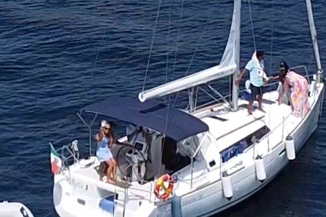 Daily excursions on a sailing boat, Maddalena Archipelago - What the small boat means for comfort