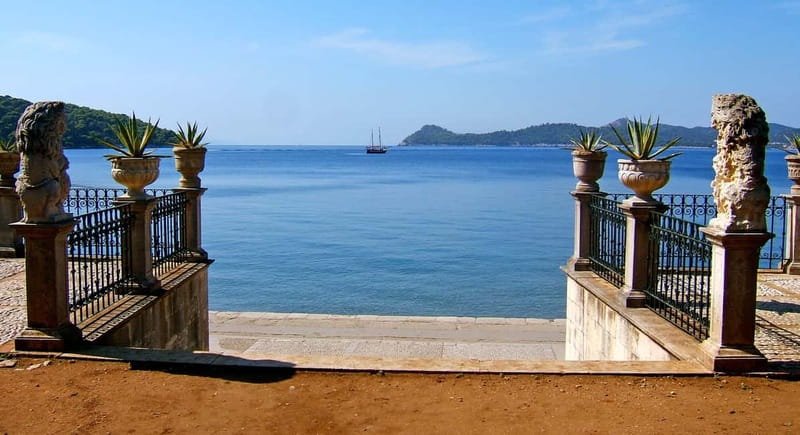 Dubrovnik: 3 Islands Fun Boat Trip with Drinks (FR, ES, EN) - Swimming, food, and drinks on the boat