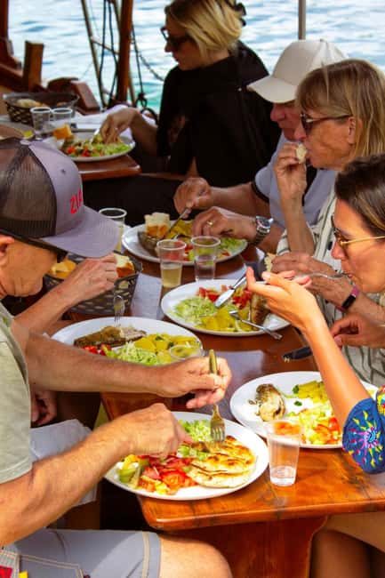 Dubrovnik: 6 hours Blue cave & Elaphiti with optional lunch - The crew adds warmth to the experience