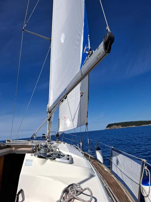 Dubrovnik:Half Day Private Boat Tour to Elaphiti & Blue Cave - Captain Dragan and the tone on board