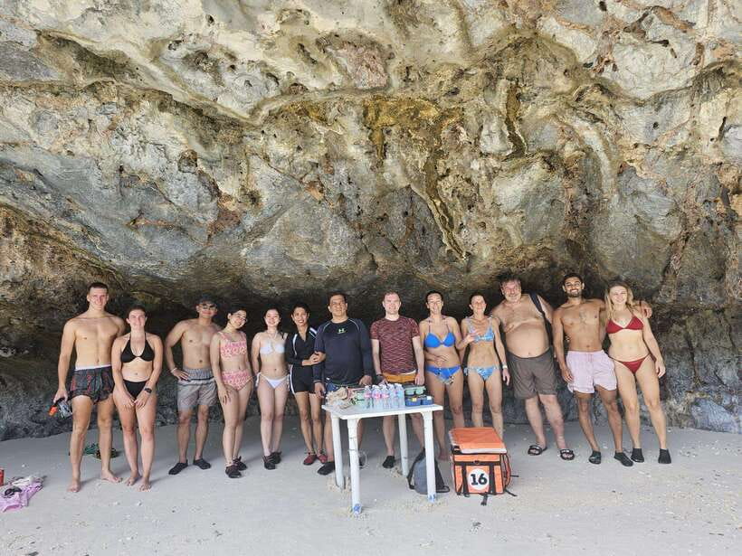 El Nido: Private/Exclusive Island Hopping Tour D BEST PRICE - Small Lagoon through the narrow opening