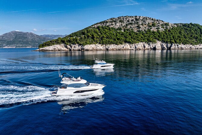 Exclusive Luxury Yacht Tour of the Elaphiti Islands - The lighthouse and cliff-jumping stop