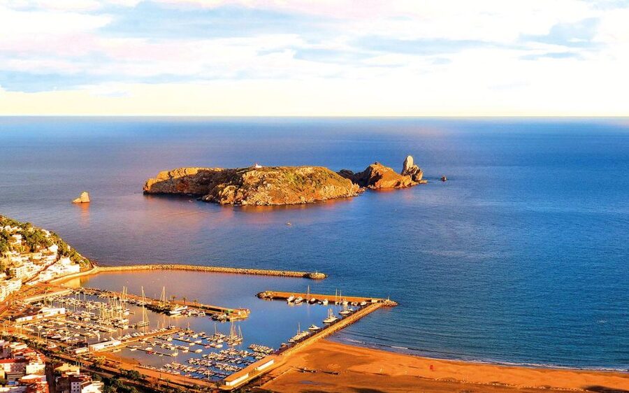 Explore the Medes Islands & Discover the Magic of Estartit! - Crossing Roses Bay beneath the Montgrí Massif