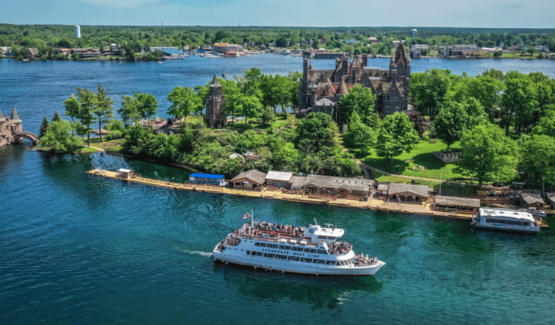 From Ivy Lea: 1000 Islands Boldt Castle Scenic Cruise - The narration gives the scenery a point