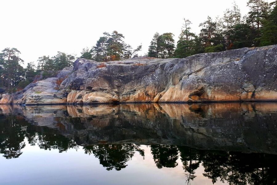 Full-Day Stockholm Archipelago Sailing Tour - Boarding a yacht with room to participate