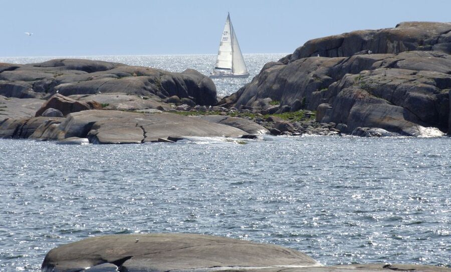 Helsinki: Archipelago RIB Boat Tour with BBQ Lunch and Sauna - Stepping ashore on the recreational island