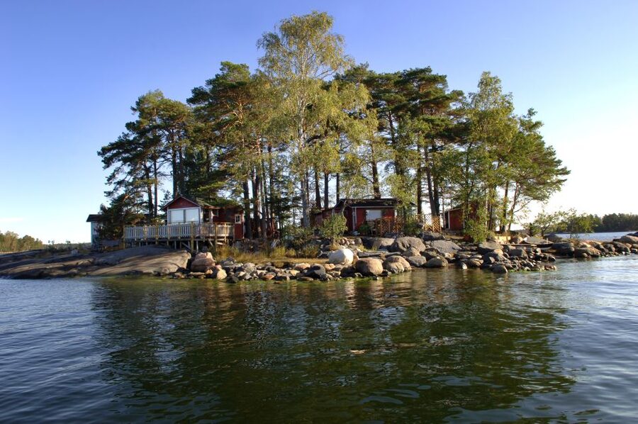 Helsinki: Archipelago RIB Boat Tour with BBQ Lunch and Sauna - Lunch beside the sea