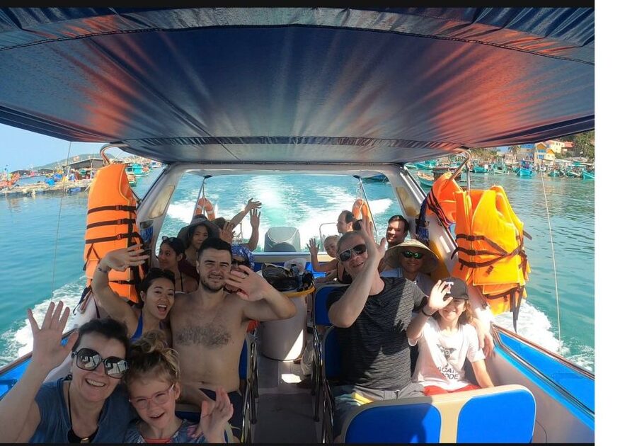 Hoi An/Da Nang: Snorkelling & Island-Hopping Speedboat Tour - Dai Island: the first hour in the water