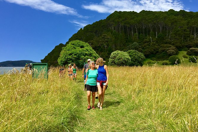 Hole in the Rock Cruise & Island Tour - with two island stopovers - Who should book this experience?