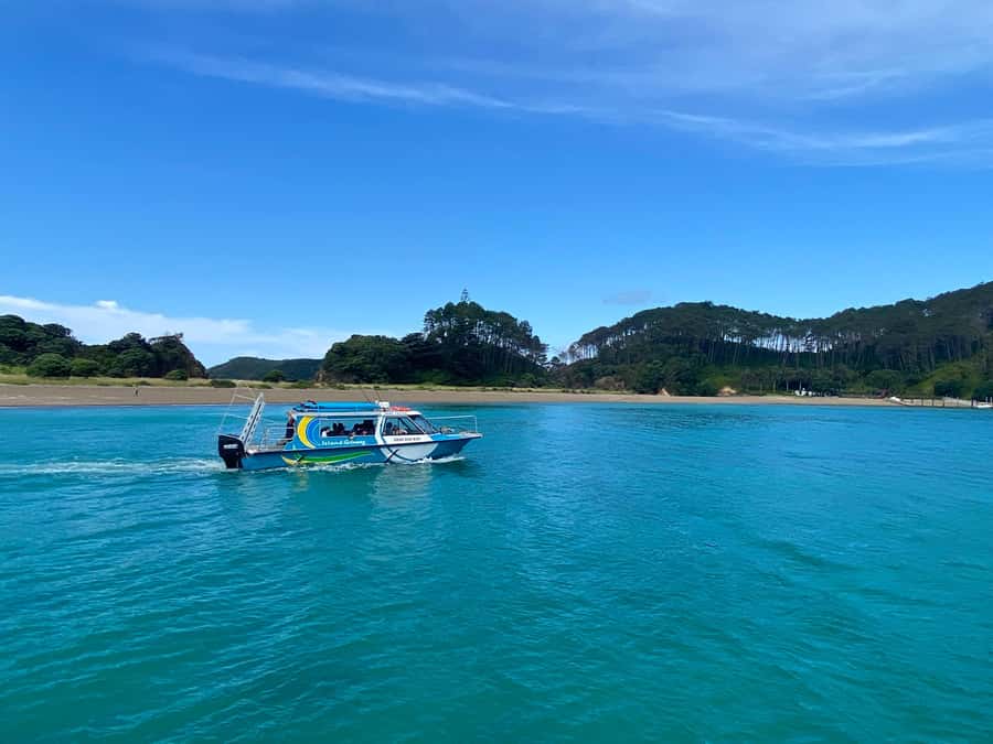 Hole in the Rock Tour & Bay of Islands Cruise - Entering the famous Hole in the Rock
