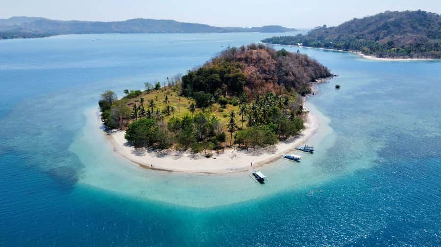 Island Hopping Gili Asahan, Gede, Rengit, Layar & Goleng - Gili Rengit starts the snorkeling day
