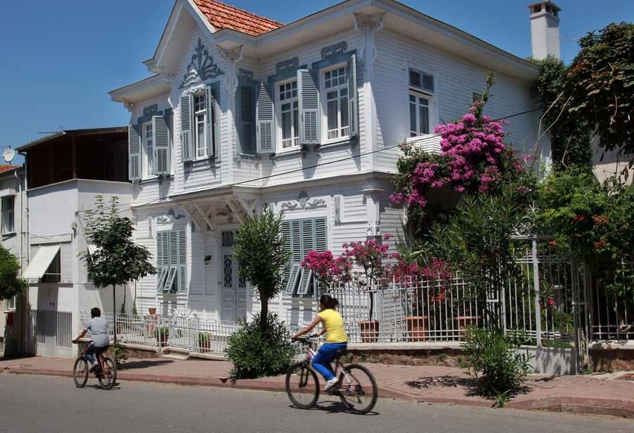 Istanbul: Prince islands Tour w/ Lunch and transfer options - Boarding the air-conditioned pirate-style boat