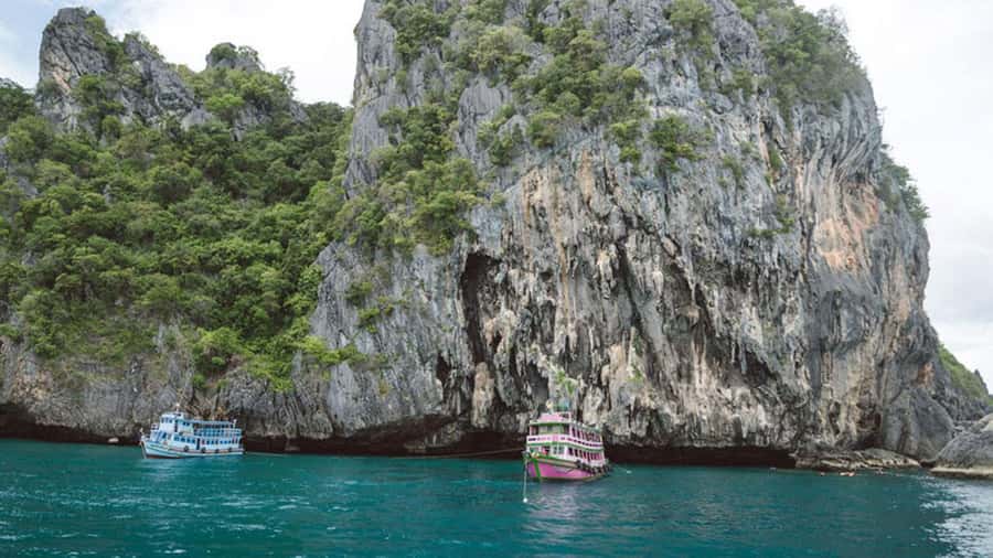 Ko Lanta: 4 Islands Tour By Private Longtail Boat with Lunch - Koh Ngai: lunch beside the water