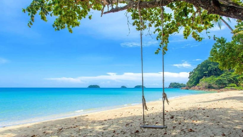 Koh Chang: 5 Island Guided Boat Tour with Lunch Buffet - Bang Bao Pier and the big-boat advantage