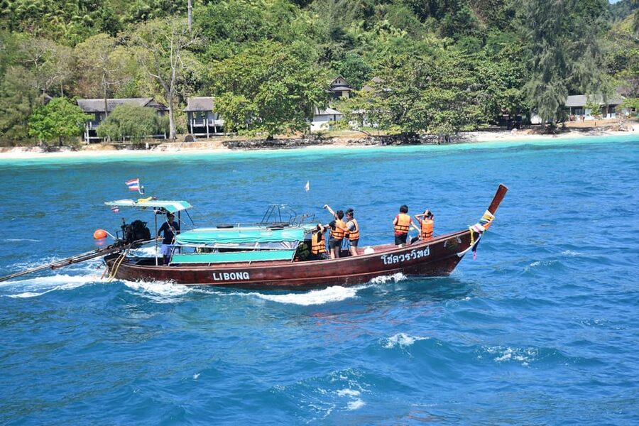 Koh Lanta: 4 Islands and Emerald Cave Tour by Longtail Boat - Koh Ngai: lunch beside a tropical forest