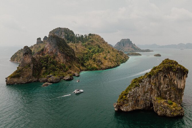 Krabi: 4 Island Luxury Yacht with Snorkelling & Clear Kayaking - Food, service, and the luxury angle