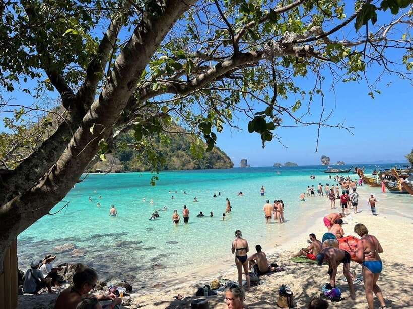 Krabi: 4-Island Speedboat Tour with Lunch - Poda Island lunch and free time