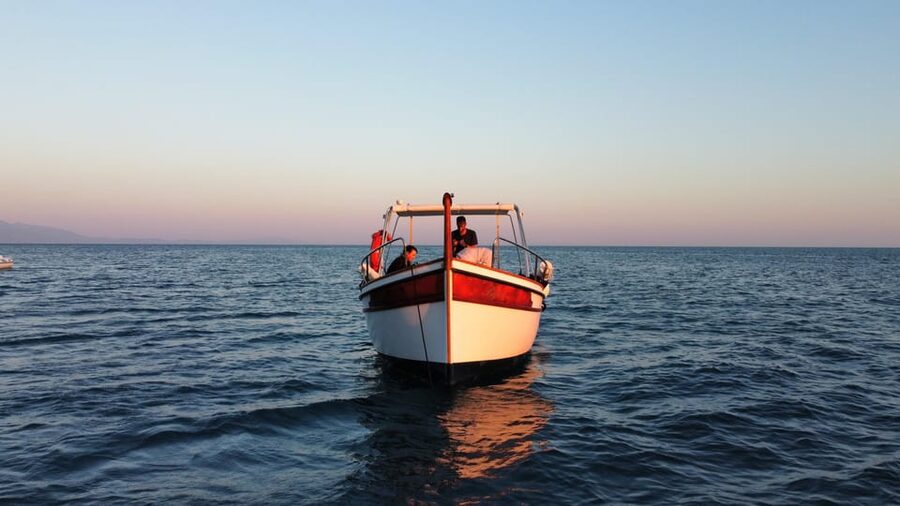 La Spezia: 3h Boat Tour Portovenere / Lerici / 3 Islands - A traditional boat and a calm start from the harbor