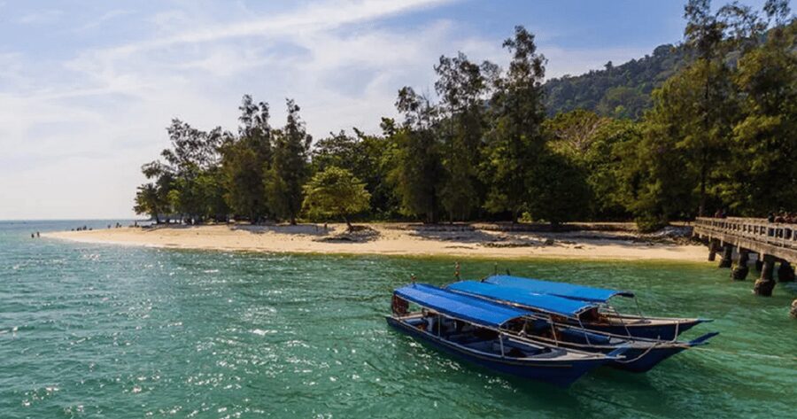 Langkawi: Island Hopping Shared Boat Tour - Eagle feeding and the open sea
