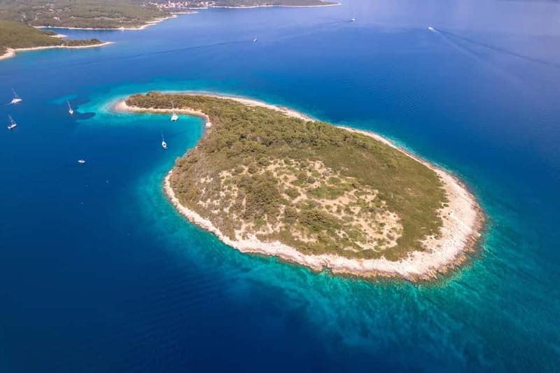 Makarska: 3-island Speedboat Cave & Blue Lagoon Tour - Jelsa: an hour to slow down